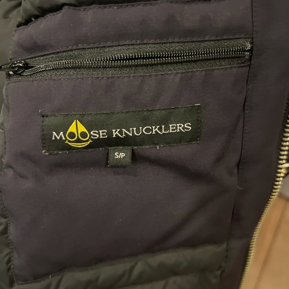 Navy blue Moose Knuckle winter jacket with black fur. Size kids small unisex. - Picture 3 of 4